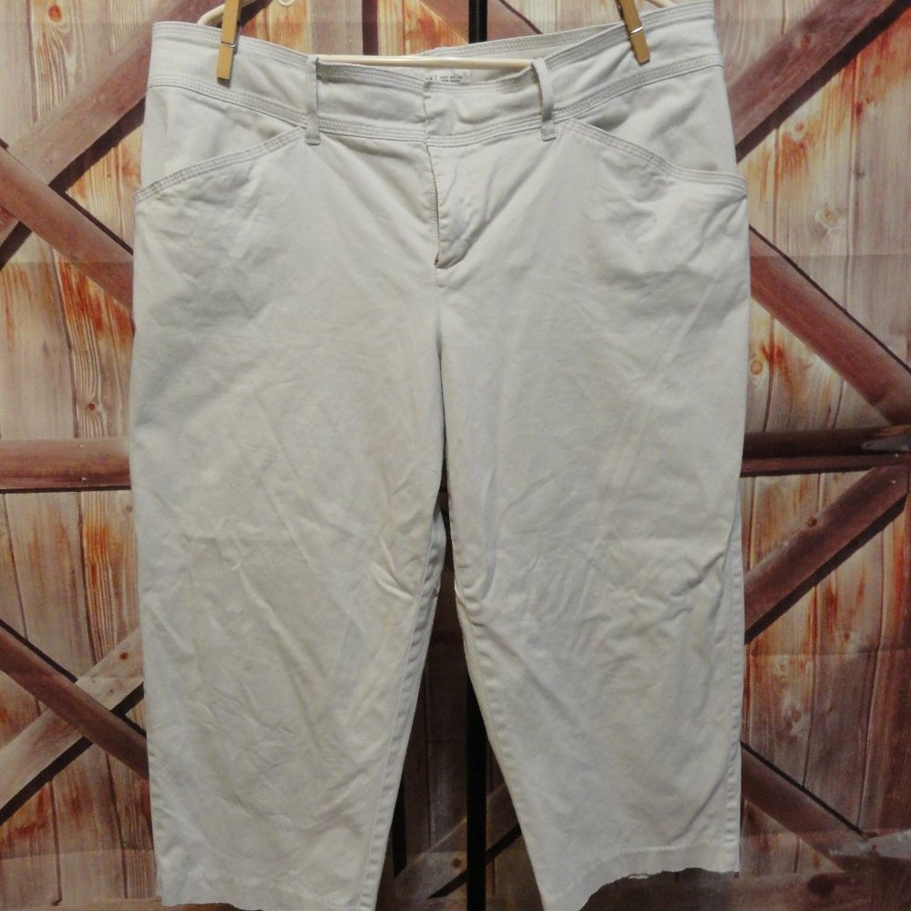 Lee Just below the waist khaki Capri Womens pants~16W~Gently worn~